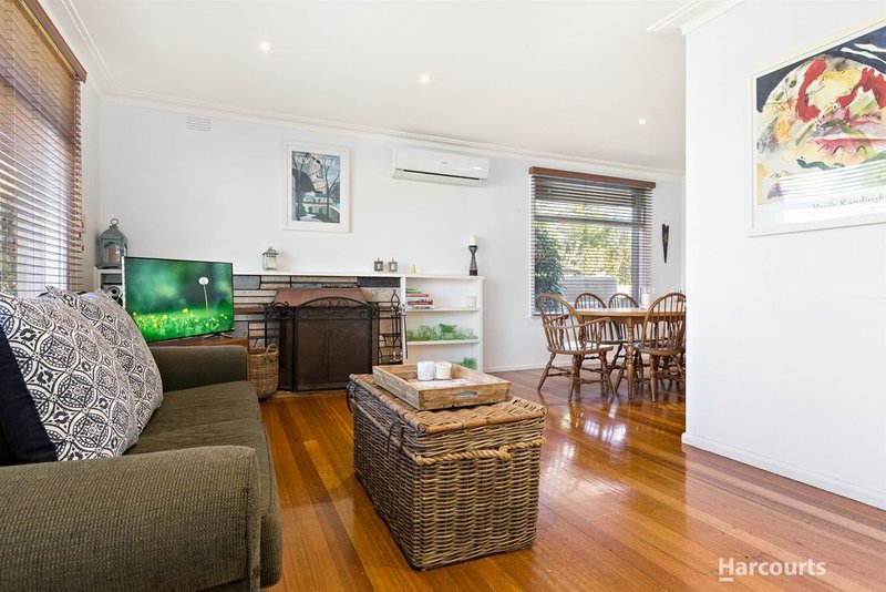 Photo - 5 Eastbourne Court, Glen Waverley VIC 3150 - Image 2