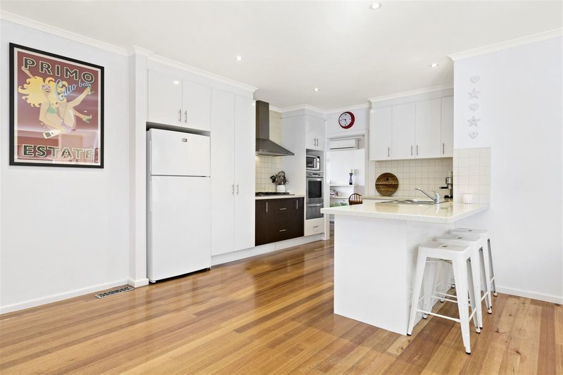 Photo - 5 Eastbourne Court, Glen Waverley VIC 3150 - Image 4