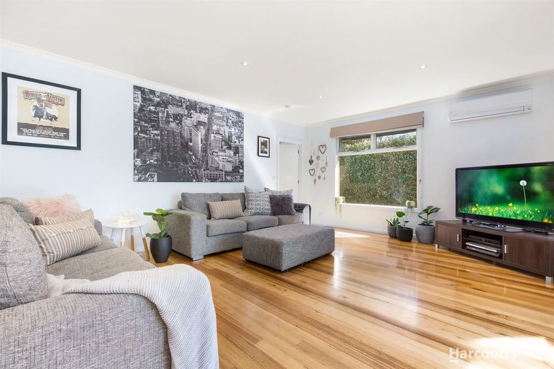 Photo - 5 Eastbourne Court, Glen Waverley VIC 3150 - Image 5