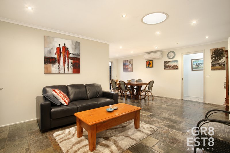 Photo - 5 Elda Court, Cranbourne North VIC 3977 - Image 2