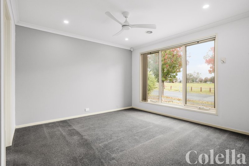 Photo - 5 Elmsford Crescent, Cranbourne West VIC 3977 - Image 3