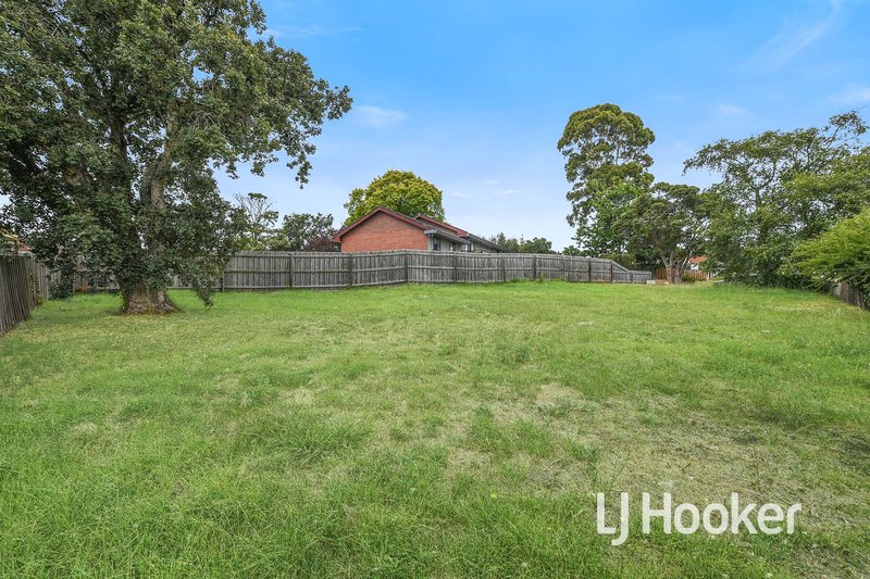 Photo - 5 Elrona Court, Pakenham VIC 3810 - Image 3