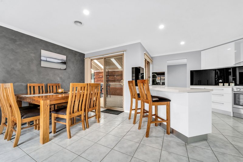 Photo - 5 Emerald Circuit, Craigieburn VIC 3064 - Image 6