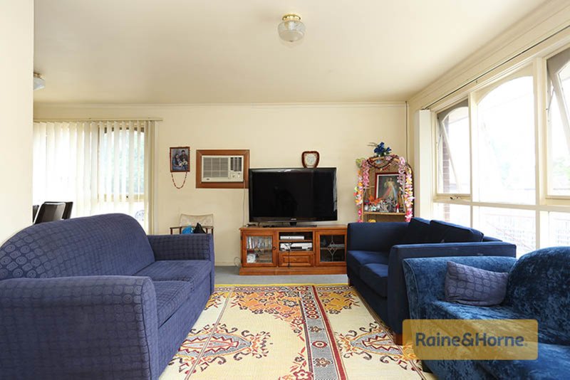 Photo - 5 Essex Drive, Melton VIC 3337 - Image 2