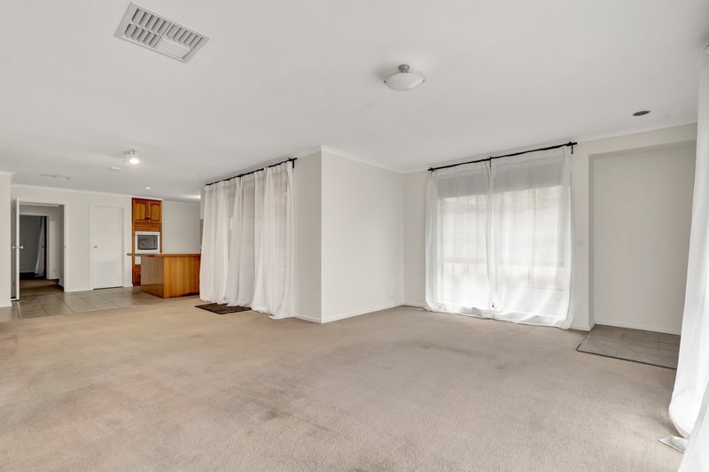 Photo - 5 Euroa Place, Hoppers Crossing VIC 3029 - Image 3