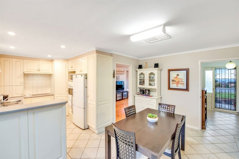 Photo - 5 Falcon Court, Hallett Cove SA 5158 - Image 4