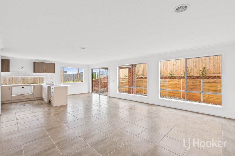 Photo - 5 Farm Court, Bacchus Marsh VIC 3340 - Image 4