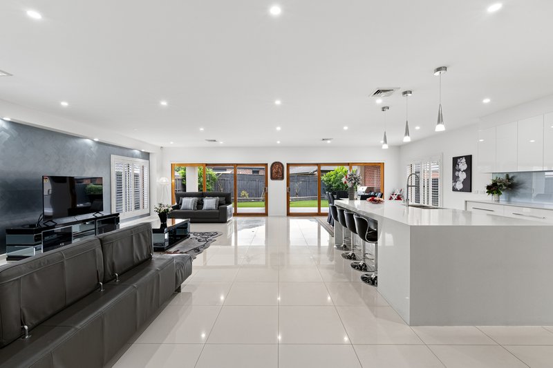 Photo - 5 Ferngully Crescent, South Morang VIC 3752 - Image 2