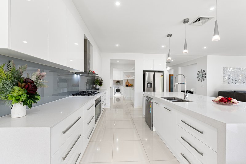 Photo - 5 Ferngully Crescent, South Morang VIC 3752 - Image 5