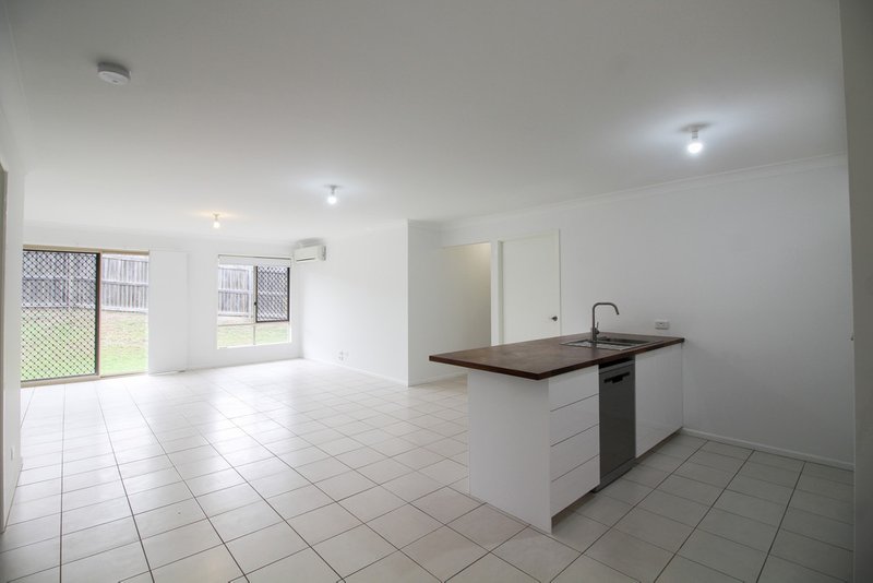 Photo - 5 Figtree Court, Yamanto QLD 4305 - Image 6