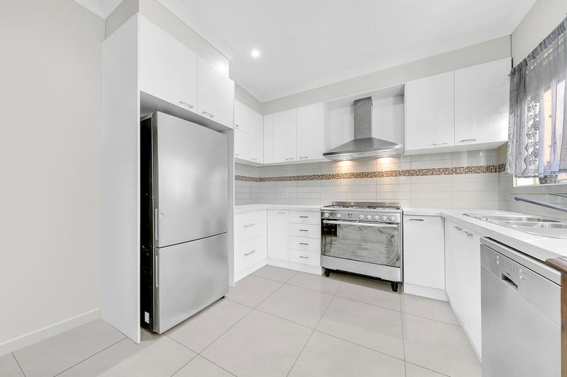 Photo - 5 Findon Court, Point Cook VIC 3030 - Image 5