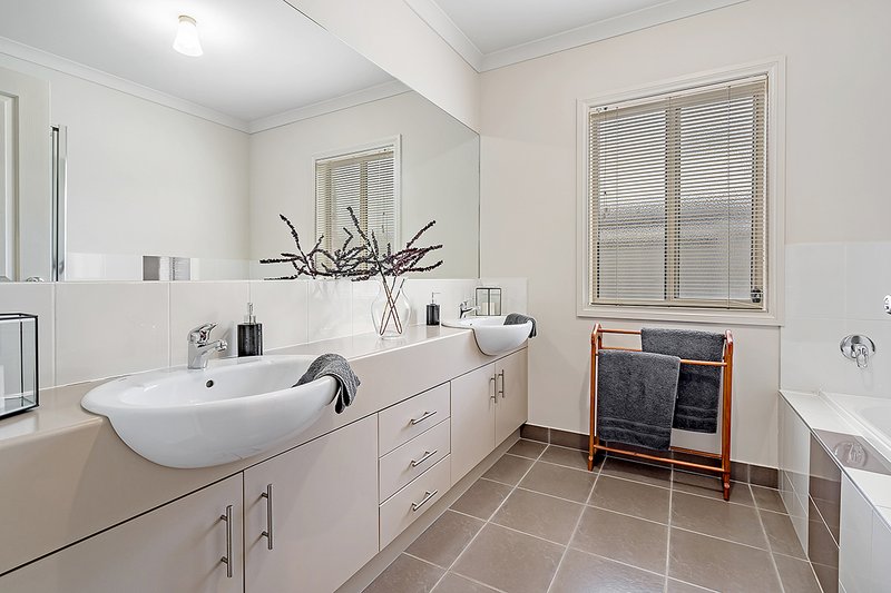 Photo - 5 Flagstaff Loop, Craigieburn VIC 3064 - Image 9