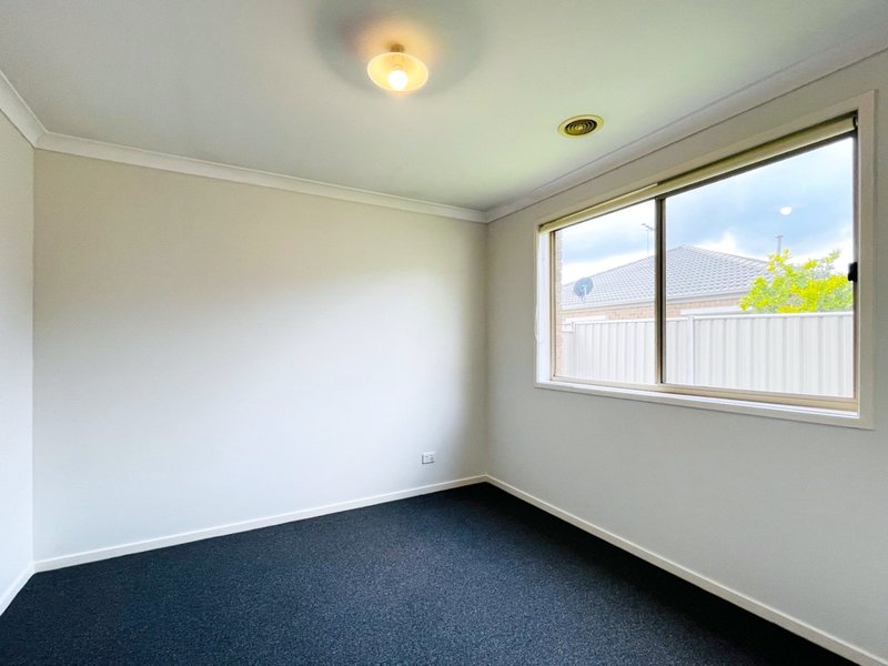 Photo - 5 Fremantle Close, Point Cook VIC 3030 - Image 3