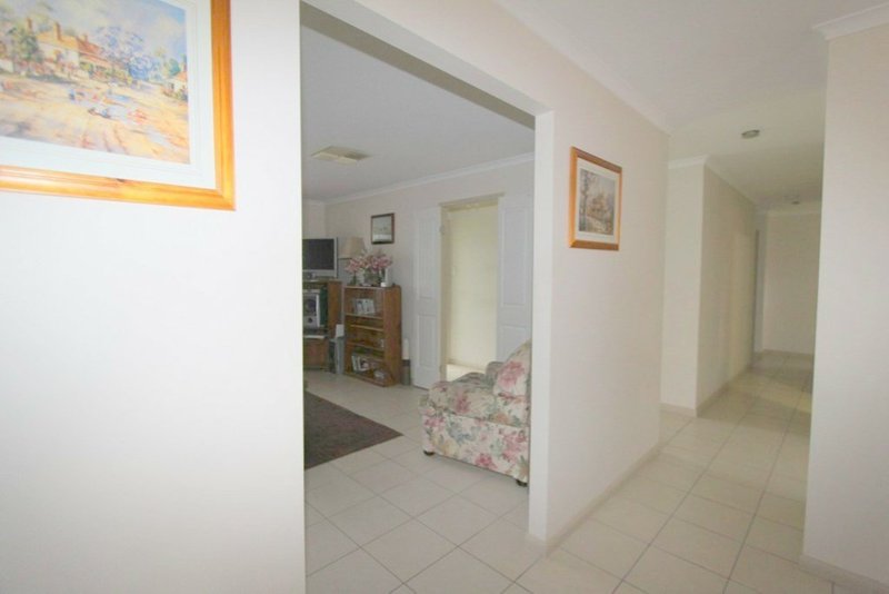 Photo - 5 Fysh Street, Emerald QLD 4720 - Image 4