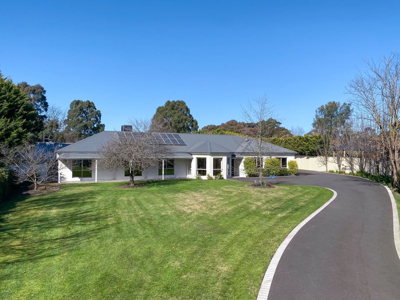 Photo - 5 Garden Court, Narre Warren South VIC 3805 - Image 2