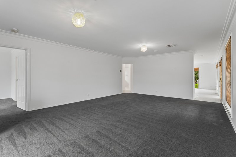 Photo - 5 Garden Court, Werribee VIC 3030 - Image 5