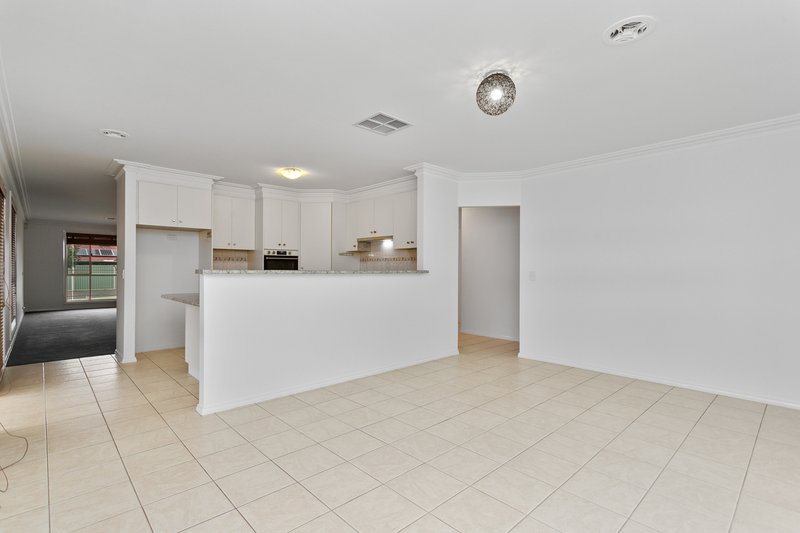 Photo - 5 Garden Court, Werribee VIC 3030 - Image 7