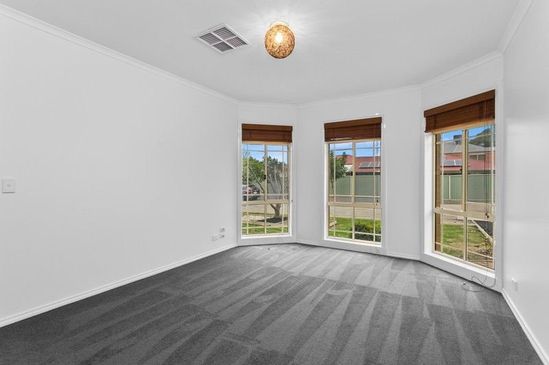 Photo - 5 Garden Court, Werribee VIC 3030 - Image 11