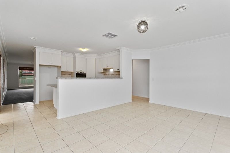 Photo - 5 Garden Court, Werribee VIC 3030 - Image 13