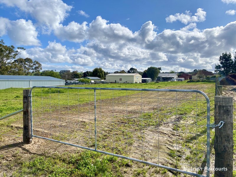 Photo - 5 Gazzard Street, Casterton VIC 3311 - Image 2