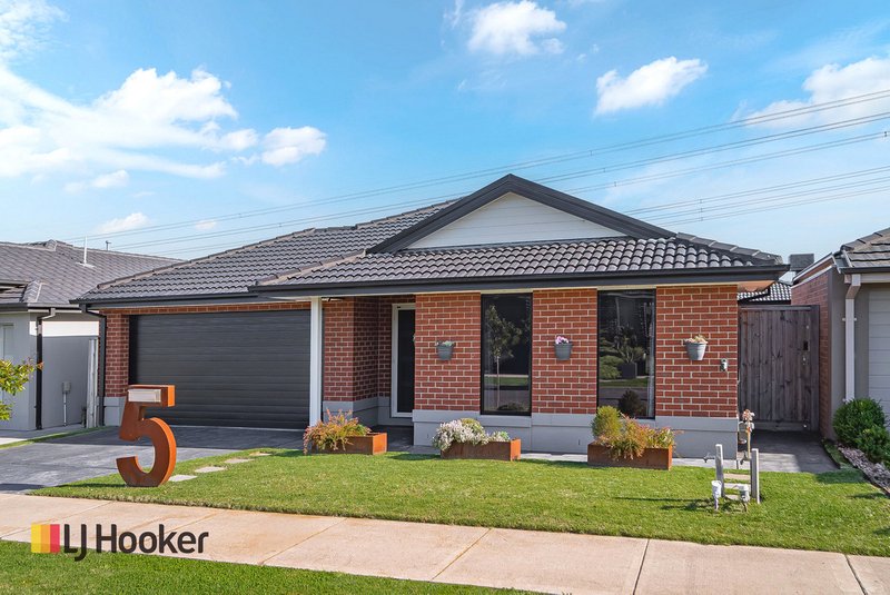 Photo - 5 Ginger Crescent, Mickleham VIC 3064 - Image 2