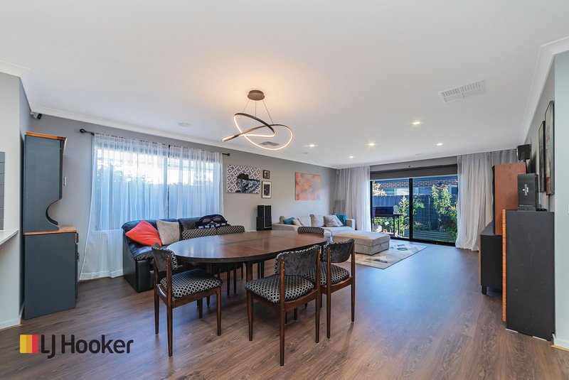 Photo - 5 Ginger Crescent, Mickleham VIC 3064 - Image 6