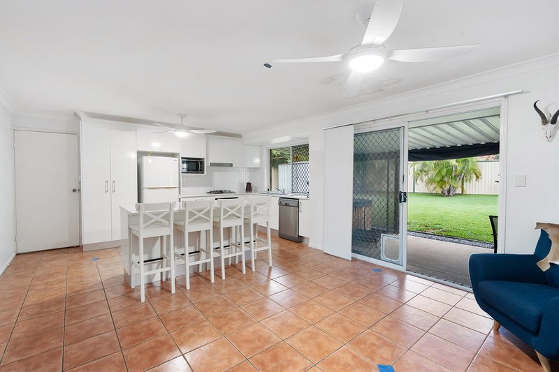 Photo - 5 Gingko Crescent, Regents Park QLD 4118 - Image 4