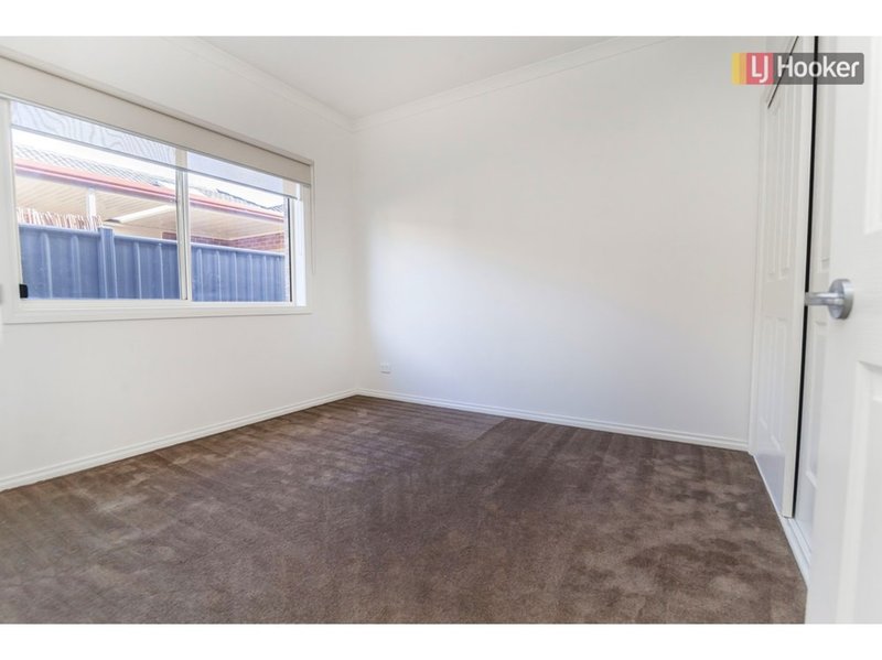 Photo - 5 Gippsland Way, Craigieburn VIC 3064 - Image 12