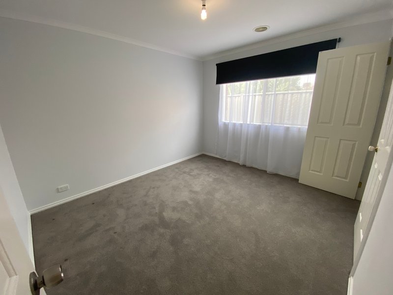 Photo - 5 Girraween Place, Caroline Springs VIC 3023 - Image 7