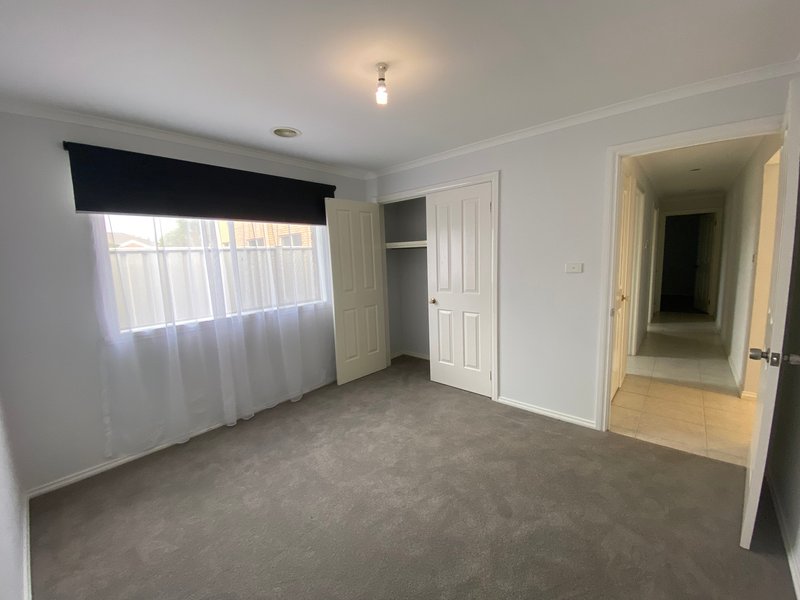 Photo - 5 Girraween Place, Caroline Springs VIC 3023 - Image 8