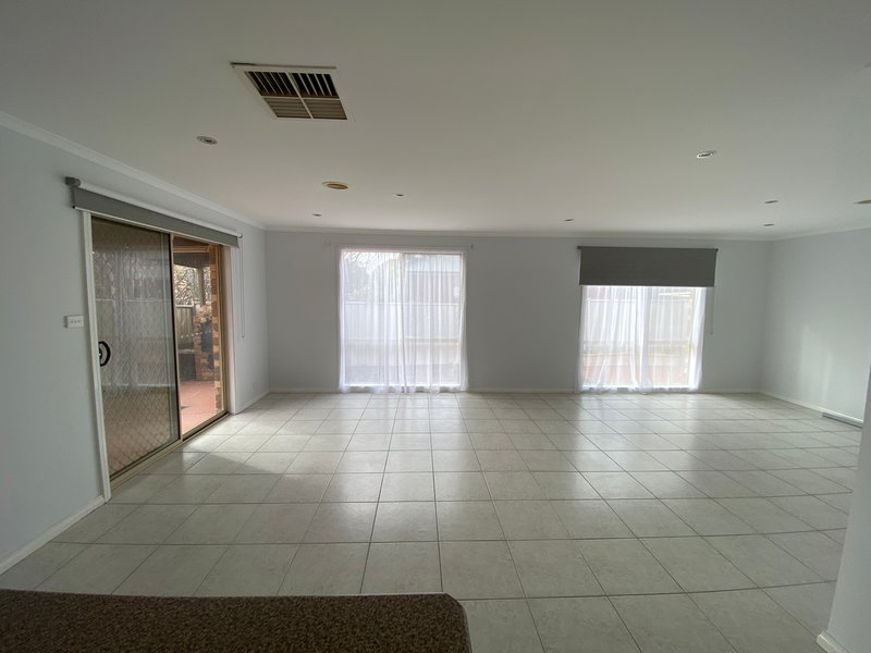 Photo - 5 Girraween Place, Caroline Springs VIC 3023 - Image 14