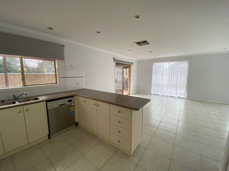 Photo - 5 Girraween Place, Caroline Springs VIC 3023 - Image 15