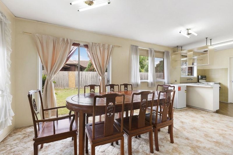 Photo - 5 Glamis Court, Glen Waverley VIC 3150 - Image 2