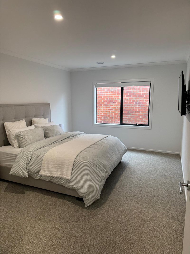 Photo - 5 Glenard Avenue, Strathtulloh VIC 3338 - Image 7