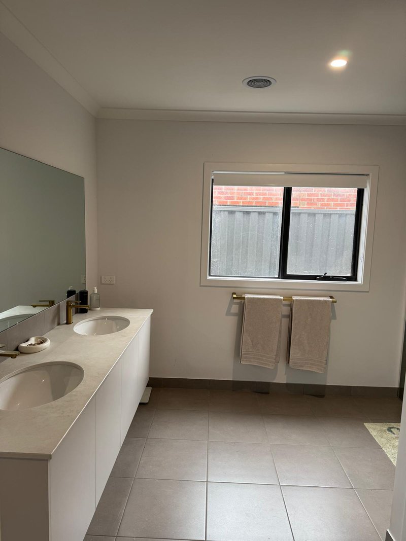 Photo - 5 Glenard Avenue, Strathtulloh VIC 3338 - Image 10