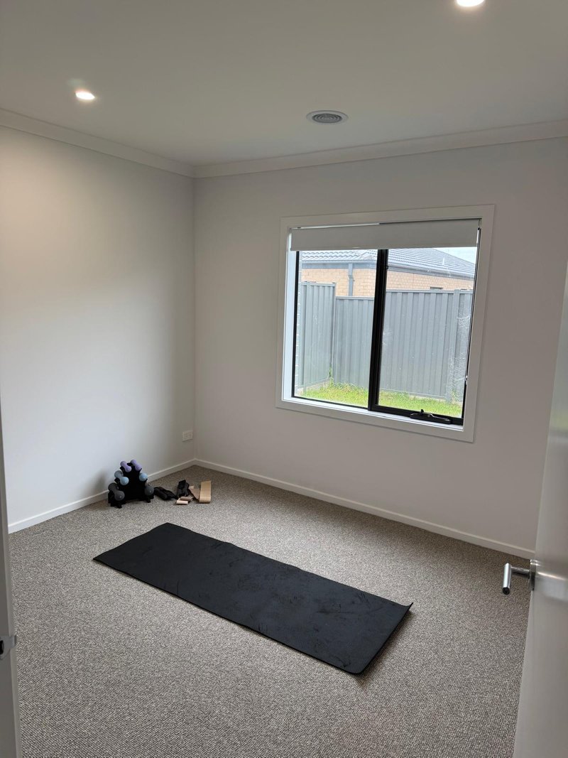 Photo - 5 Glenard Avenue, Strathtulloh VIC 3338 - Image 15