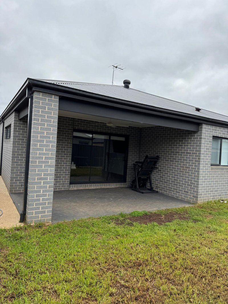 Photo - 5 Glenard Avenue, Strathtulloh VIC 3338 - Image 17