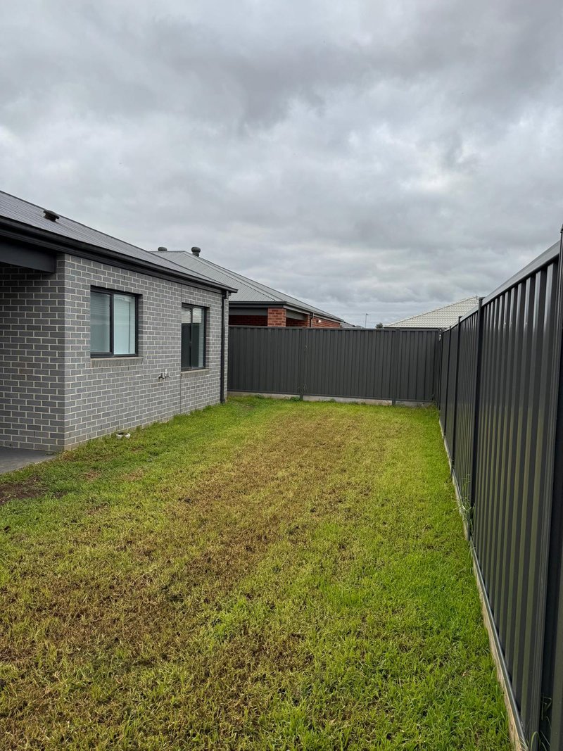 Photo - 5 Glenard Avenue, Strathtulloh VIC 3338 - Image 18