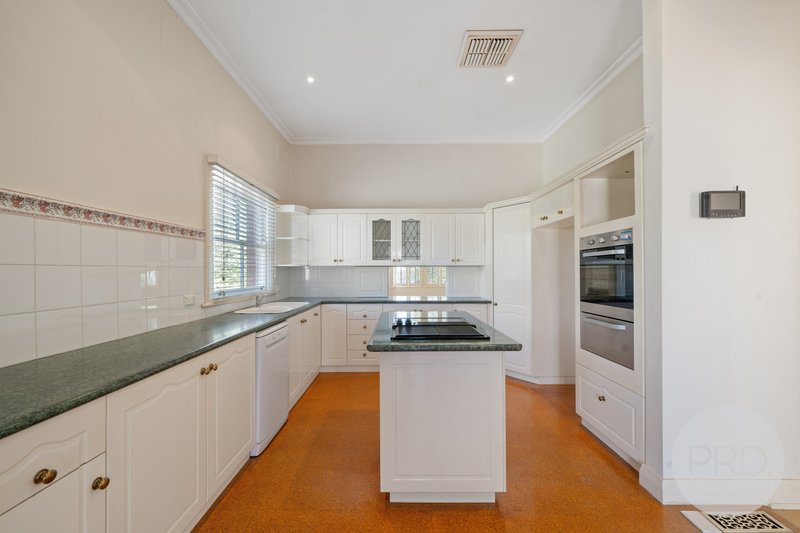 Photo - 5 Grandview Avenue, Turvey Park NSW 2650 - Image 10