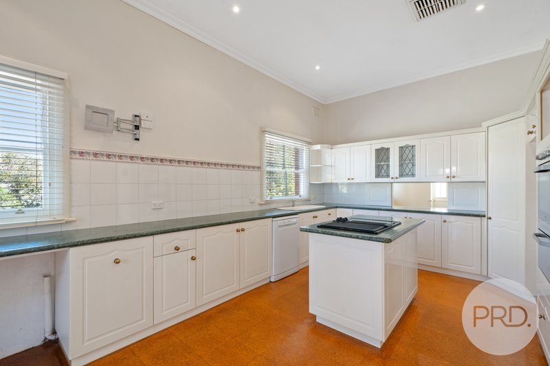 Photo - 5 Grandview Avenue, Turvey Park NSW 2650 - Image 11