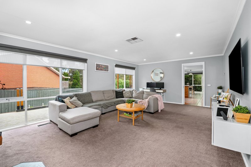 Photo - 5 Grant Court, South Morang VIC 3752 - Image 3