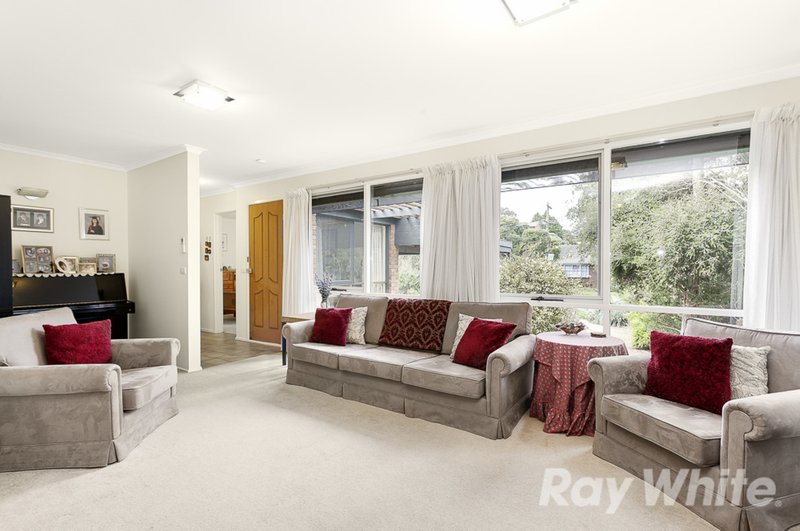 Photo - 5 Grantley Drive, Glen Waverley VIC 3150 - Image 2