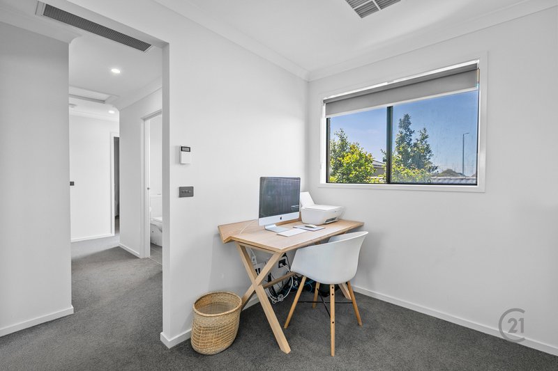 Photo - 5 Grindall Way, Point Cook VIC 3030 - Image 18