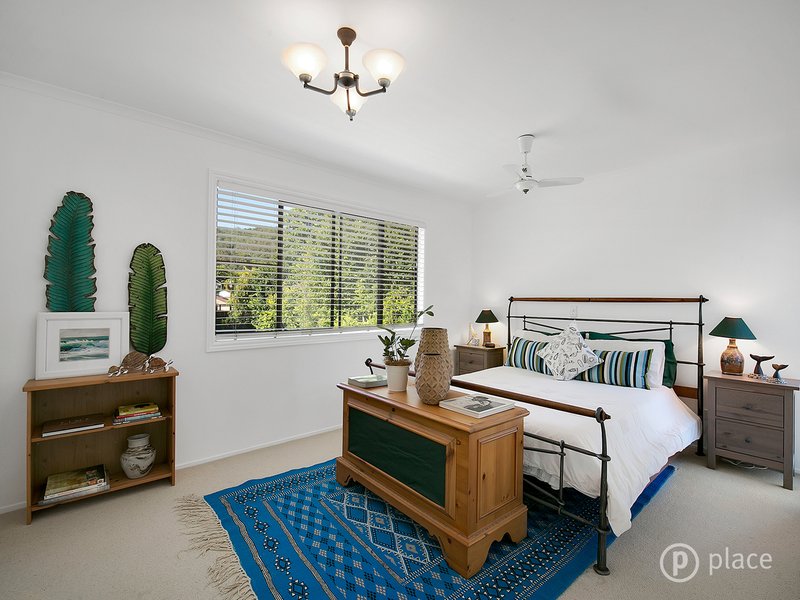 Photo - 5 Halmore Place, Chapel Hill QLD 4069 - Image 9