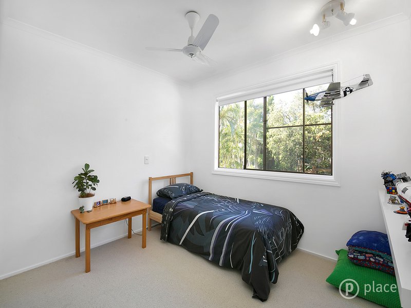 Photo - 5 Halmore Place, Chapel Hill QLD 4069 - Image 11