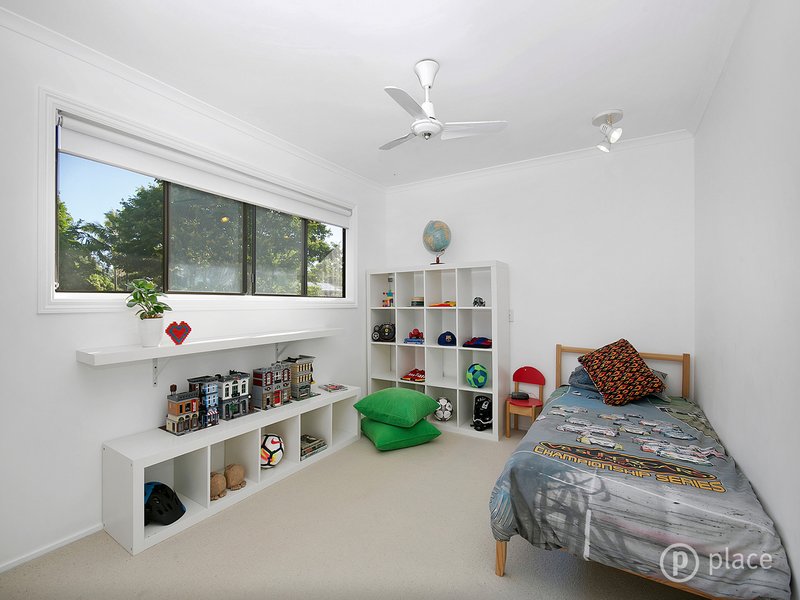 Photo - 5 Halmore Place, Chapel Hill QLD 4069 - Image 12