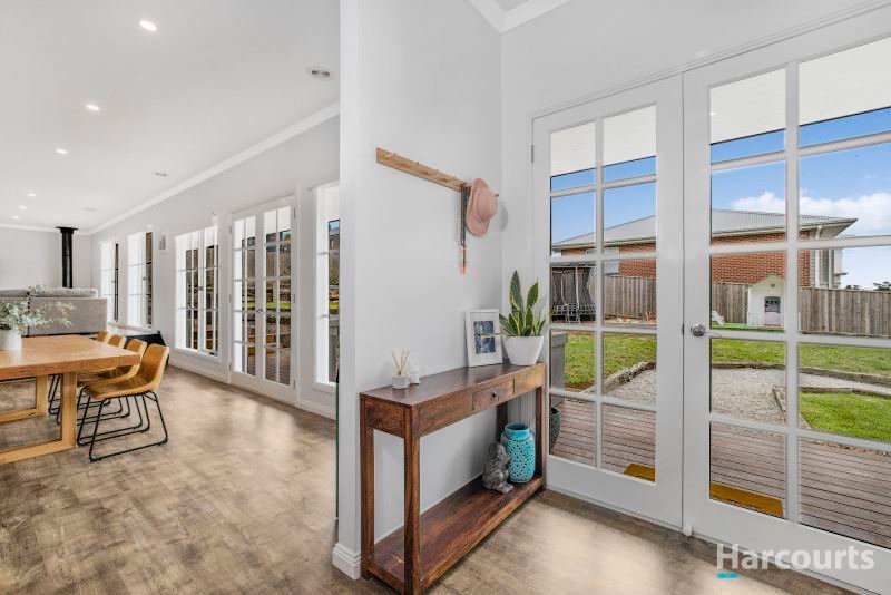 Photo - 5 Harrods Close, Drouin VIC 3818 - Image 2