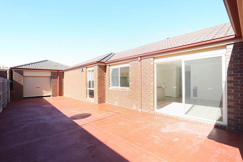 Photo - 5 Hawker Avenue, Roxburgh Park VIC 3064 - Image 9