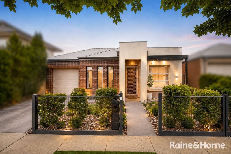 Photo - 5 Healesville Loop, Craigieburn VIC 3064 - Image 2