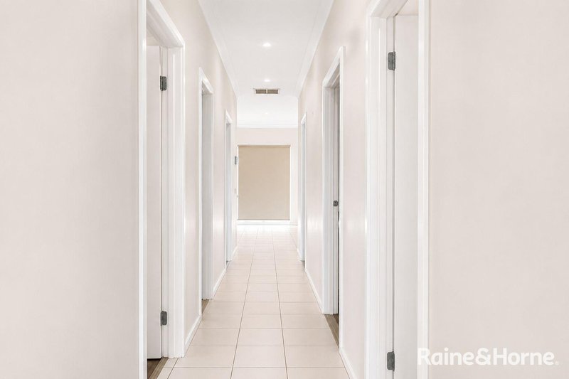 Photo - 5 Healesville Loop, Craigieburn VIC 3064 - Image 3
